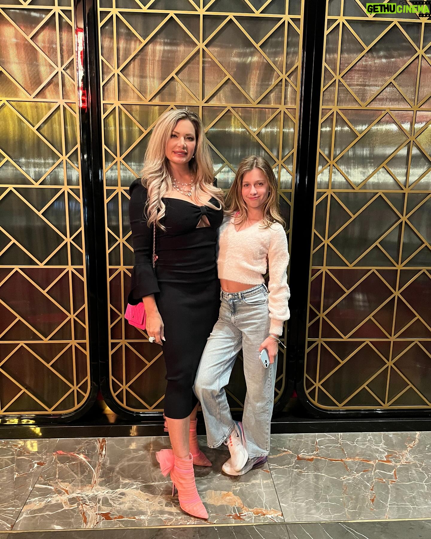 Janelle Pierzina Instagram - Vegas Nights. ♠️ ♦️ 🎰 with my sister and Violet