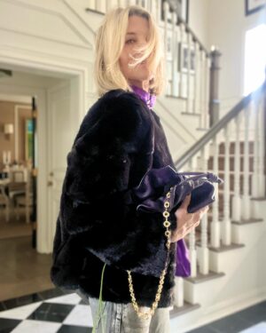 Janet Gunn Instagram - I know I’m a little late on the Mob Wife trend, but I just got my hands on this fabulous Plush Jacket in Black. Sooooo soft! 
Pants are Metallic Mid-Rise Wide Leg Jeans in xs.
✅Links In Stories #mobwife #benaarla