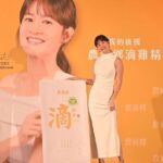 Janet Hsieh Instagram - Happy Women’s Day!! 婦女節快樂！！！ 今天要對自己好一點。 （我等一下就要去按摩了 哈哈）雖然我們應該要每天都照顧好自己的身體，因為工作忙碌， 或是忙家人的各種大小事， 我們很容易忽略自己。 So, to all of the women out there, we are all SUPER HEROS! And it’s OK to ask for help, take a break, or just put our needs first sometimes. 我生活中最大的幫助就是我家人（老公， 媽媽， 爸爸）還有我工作夥伴們（協助我讓我可以順順的工作）。 當然我也會儘量維持我最健康快樂的樣子。 現在很開心可以跟我們家最愛喝的農純鄉滴雞精合作！ I’m so happy to be the spokesperson for our favourite chicken essence @農純鄉 ！ 你們都會怎麼喝呢？ 有什麼撇步可以跟我們分享嗎？ 我自己是很喜歡隔水加熱3分鐘，就有一碗超好喝的滴雞精補給能量！就像現煮的一樣！😜 Because I’m lazy (I mean, super busy haha), I recommend putting the whole bag in hot water for 3 mins, and then voila! It’s ready to drink. 忙碌的每一天，100%全心全意的付出，還好有農純鄉當我的後援，照顧我和家人的健康。 所以今天，也讓農純鄉後援你吧！ 4/8前購買滴雞精輸入「JANET」，現折100元 更多資訊：https://ncx.tw/kQvnz *每位會員限用乙次 @nongchunxiang_tw