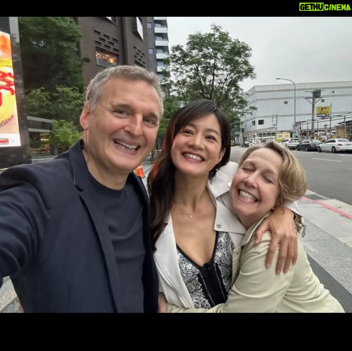Janet Hsieh Instagram - Two of my favorite people❤️😍❤️😍!!!! Somebody Feed Phil Season 7 out now!!! I FINALLY GOT TO FEED PHIL! 《環球饗宴:菲爾來吃飯》終於來台北了!!! 趕快去Netflix看啊啊啊! @phil.rosenthal @monicahoranrosenthal