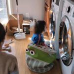 Janet Hsieh Instagram - Still their favorite show ... 還是他們最喜歡的節目😂 我該不該跟Egan說不要靠太近因為對眼睛不好還是要跟Dylan說他的手不要房子褲子裡面？😂