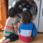 Janet Hsieh Instagram - Still their favorite show ... 還是他們最喜歡的節目😂 我該不該跟Egan說不要靠太近因為對眼睛不好還是要跟Dylan說他的手不要房子褲子裡面？😂
