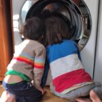 Janet Hsieh Instagram - Still their favorite show ... 還是他們最喜歡的節目😂 我該不該跟Egan說不要靠太近因為對眼睛不好還是要跟Dylan說他的手不要房子褲子裡面？😂