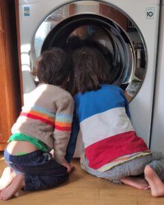 Janet Hsieh Instagram - Still their favorite show ... 還是他們最喜歡的節目😂 我該不該跟Egan說不要靠太近因為對眼睛不好還是要跟Dylan說他的手不要房子褲子裡面？😂