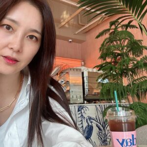Jang Ga-hyun Instagram - 진료대기..2시간…🤨