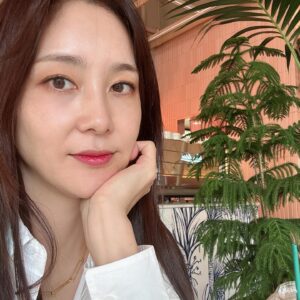 Jang Ga-hyun Instagram - 진료대기..2시간…🤨