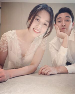 Jang Shin-young Instagram - 💕👩‍❤️‍👨✨결기 5주년 ❤️다시꺼내입어본 웨딩드레스👗👑