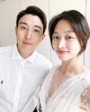 Jang Shin-young Instagram - 💕👩‍❤️‍👨✨결기 5주년 ❤️다시꺼내입어본 웨딩드레스👗👑