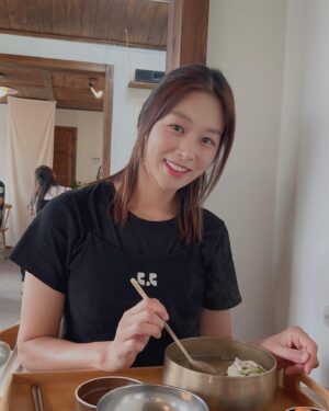 Jang Shin-young Instagram - 정우와 오랜만에 온 제주💕 협제 온다정 제주맛집 👏👍그동안 자주못봤던 미래 😭😅🥲제주에 혼자떨어져 고생하고있지만 넘넘 기특하고 대견하고 👍정말맛있었던음식들 사촌동생이 운영하고있는 제주협재 온다정👍💕정우도 나도 한그릇뚝딱하고왔다 ㅋㅋㅋ 든든한 한끼 👍미래야!!! 힘내자!!! 제주 협재 온다정 대박나자 지금도 맛집이지만🥰💕❤️👍
