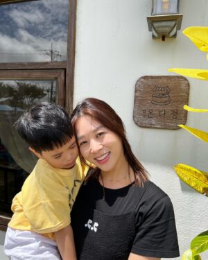 Jang Shin-young Instagram - 정우와 오랜만에 온 제주💕 협제 온다정 제주맛집 👏👍그동안 자주못봤던 미래 😭😅🥲제주에 혼자떨어져 고생하고있지만 넘넘 기특하고 대견하고 👍정말맛있었던음식들 사촌동생이 운영하고있는 제주협재 온다정👍💕정우도 나도 한그릇뚝딱하고왔다 ㅋㅋㅋ 든든한 한끼 👍미래야!!! 힘내자!!! 제주 협재 온다정 대박나자 지금도 맛집이지만🥰💕❤️👍