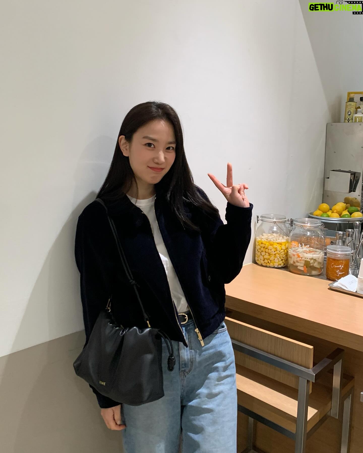 Jang Hui-ryeong Instagram - #loewe#로에베#Flamencopurse 🖤