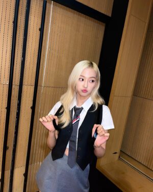 Jang Ye-eun Instagram - Back to the school🤓