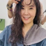 Jang Young-ran Instagram - 저 어제 고민고민하다 맨날 생머리만해서 변화 좀 주려구☺️결국 파마했거든요 😅💕 파마 머리에 #극대노😡😅🤣 아니 내 머리 내가 하는데 왜 이렇게 속상해 하는거야?😅 진짜 웃음밖에 안나오네🤣 저 그렇게 이상한가요?🥹 고생해서 시술해주신 #라메종 @lamaison.jungsunmiyo 감사해요 전 진짜 마음에 들어요💓💖🙏 #대단한남편👍😅 #장영란그램💕 #에이급장영란화이팅💓💓💪🏻 #영라뉴화이팅💪🏻💪🏻💪🏻💕💕