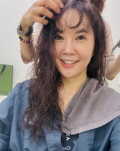 Jang Young-ran Instagram - 저 어제 고민고민하다 맨날 생머리만해서 변화 좀 주려구☺️결국 파마했거든요 😅💕 파마 머리에 #극대노😡😅🤣 아니 내 머리 내가 하는데 왜 이렇게 속상해 하는거야?😅 진짜 웃음밖에 안나오네🤣 저 그렇게 이상한가요?🥹 고생해서 시술해주신 #라메종 @lamaison.jungsunmiyo 감사해요 전 진짜 마음에 들어요💓💖🙏 #대단한남편👍😅 #장영란그램💕 #에이급장영란화이팅💓💓💪🏻 #영라뉴화이팅💪🏻💪🏻💪🏻💕💕