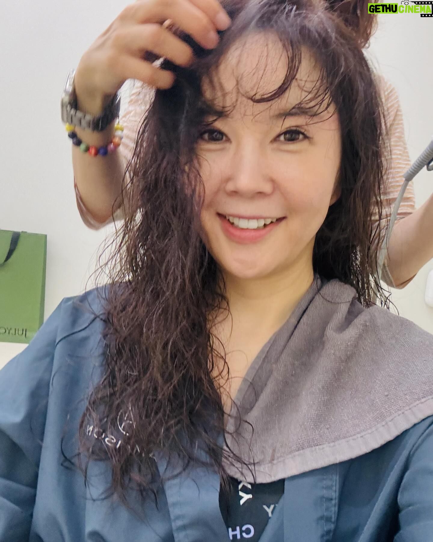 Jang Young-ran Instagram - 저 어제 고민고민하다 맨날 생머리만해서 변화 좀 주려구☺️결국 파마했거든요 😅💕 파마 머리에 #극대노😡😅🤣 아니 내 머리 내가 하는데 왜 이렇게 속상해 하는거야?😅 진짜 웃음밖에 안나오네🤣 저 그렇게 이상한가요?🥹 고생해서 시술해주신 #라메종 @lamaison.jungsunmiyo 감사해요 전 진짜 마음에 들어요💓💖🙏 #대단한남편👍😅 #장영란그램💕 #에이급장영란화이팅💓💓💪🏻 #영라뉴화이팅💪🏻💪🏻💪🏻💕💕