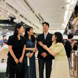 Jang Young-ran Instagram - 정말 오랫동안 팬이었다. 물론 지금도 팬이지만💓🥰

리포터 시절 좋아하는 스타를 실제로 보고 실망한적이 어찌나 많았던지 사실 박보검씨 만나는게 무서웠다😭
(혹시나.. 실망할까봐🥲😭)

근데 근데 😍😍
드뎌 드뎌✌🏻✌🏻
꺄😆😆💕💕💕💕💕
실물영접😭😭😭💕💕💕

실물은 조각 같았구🥰
인성은 보석 같았구💖
그의 연기는 일품이었다👍👍👍👍👍💖💕

만나길 참 잘했다🙏😍초대해줘서 고마워요 보검씨💓
@bogummy 

어제는 연예인이아닌☝️
아줌마 모드 아니 10대소녀로 돌아가 
친구같은 동료들과😍 슬기 나비 진화 향기 가연언니 너무 행복한 시간이었어요💓🙏

10대때 40대 50대 아주머니들을 보면 다 큰 어른이 왜그러나 했는데 😅40대가 되어보니 몸은 나이들어도 내마음은 아직 10대였다😍😂

아그리고 처음보는 실물영접에 10대처럼 다가가지도 못하는 ☺️그냥 바들바들 떨고있는 날 밀어넣은 😁😊👍슬기야 고마워💕 @parkseulgirowa  덕분에 용기내 사진 찍었어🥰🙏 

이피드는 #남편금지피드😅😂

#원더랜드시사회🎫 
#시상식을 방불케한시사회👍
#영화원더랜드많이사랑해주세요💕🙏

#장영란그램💕
#에이급장영란그램💖😍🌈 
#영라뉴화이팅💪🏻💪🏻💪🏻💕💕