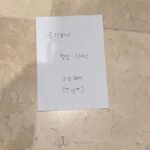 Jang Young-ran Instagram - 새벽 3시넘어 퇴근😅😆😍 피곤함이 싸악 가시는 남편의 배려😍 편히 혼자 푹 자라고 아이들 방에서 낑겨서 자고있는 남편🥹 에구 진짜🥹 #고마워요🥹 근데 다음부턴 그냥 안방에서 자고 있어요😍 배려는 고맙지만 사실 혼자자는거 싫어 무셔😅😆🤪 #오늘도모든것에감사한하루를보내며😍🙏 #많이늦었지만꿀잠자기요💕 아😜😁 #티처스시즌2도기대해주세요💖🙏 #장영란그램💕