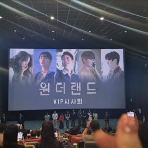 Jang Young-ran Instagram - 정말 오랫동안 팬이었다. 물론 지금도 팬이지만💓🥰

리포터 시절 좋아하는 스타를 실제로 보고 실망한적이 어찌나 많았던지 사실 박보검씨 만나는게 무서웠다😭
(혹시나.. 실망할까봐🥲😭)

근데 근데 😍😍
드뎌 드뎌✌🏻✌🏻
꺄😆😆💕💕💕💕💕
실물영접😭😭😭💕💕💕

실물은 조각 같았구🥰
인성은 보석 같았구💖
그의 연기는 일품이었다👍👍👍👍👍💖💕

만나길 참 잘했다🙏😍초대해줘서 고마워요 보검씨💓
@bogummy 

어제는 연예인이아닌☝️
아줌마 모드 아니 10대소녀로 돌아가 
친구같은 동료들과😍 슬기 나비 진화 향기 가연언니 너무 행복한 시간이었어요💓🙏

10대때 40대 50대 아주머니들을 보면 다 큰 어른이 왜그러나 했는데 😅40대가 되어보니 몸은 나이들어도 내마음은 아직 10대였다😍😂

아그리고 처음보는 실물영접에 10대처럼 다가가지도 못하는 ☺️그냥 바들바들 떨고있는 날 밀어넣은 😁😊👍슬기야 고마워💕 @parkseulgirowa  덕분에 용기내 사진 찍었어🥰🙏 

이피드는 #남편금지피드😅😂

#원더랜드시사회🎫 
#시상식을 방불케한시사회👍
#영화원더랜드많이사랑해주세요💕🙏

#장영란그램💕
#에이급장영란그램💖😍🌈 
#영라뉴화이팅💪🏻💪🏻💪🏻💕💕