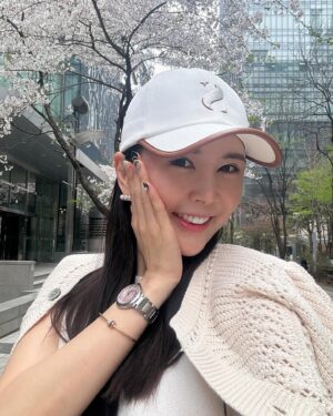 Jang Young-ran Instagram - 아 속이 시원하다. 😅🤣🤣

이제 편하게 정면사진 올릴 수 있겠네요😆💕
어찌나 답답했는지요😅

그동안😝
썬글라스 쓴 모습 
뒷모습만 올리기 답답했어요😅😆

몬가 달라진거 같다구요?😊😆

글쎄요😂 

#쉿비밀얘기는
#에이급장영란 유튜브에서 꼭 확인해 주세요💕🙏
#구독좋아요꼭부탁드려요💓💓🥹🙏

#장영란그램💕
#에이급장영란화이팅💓💓💪🏻