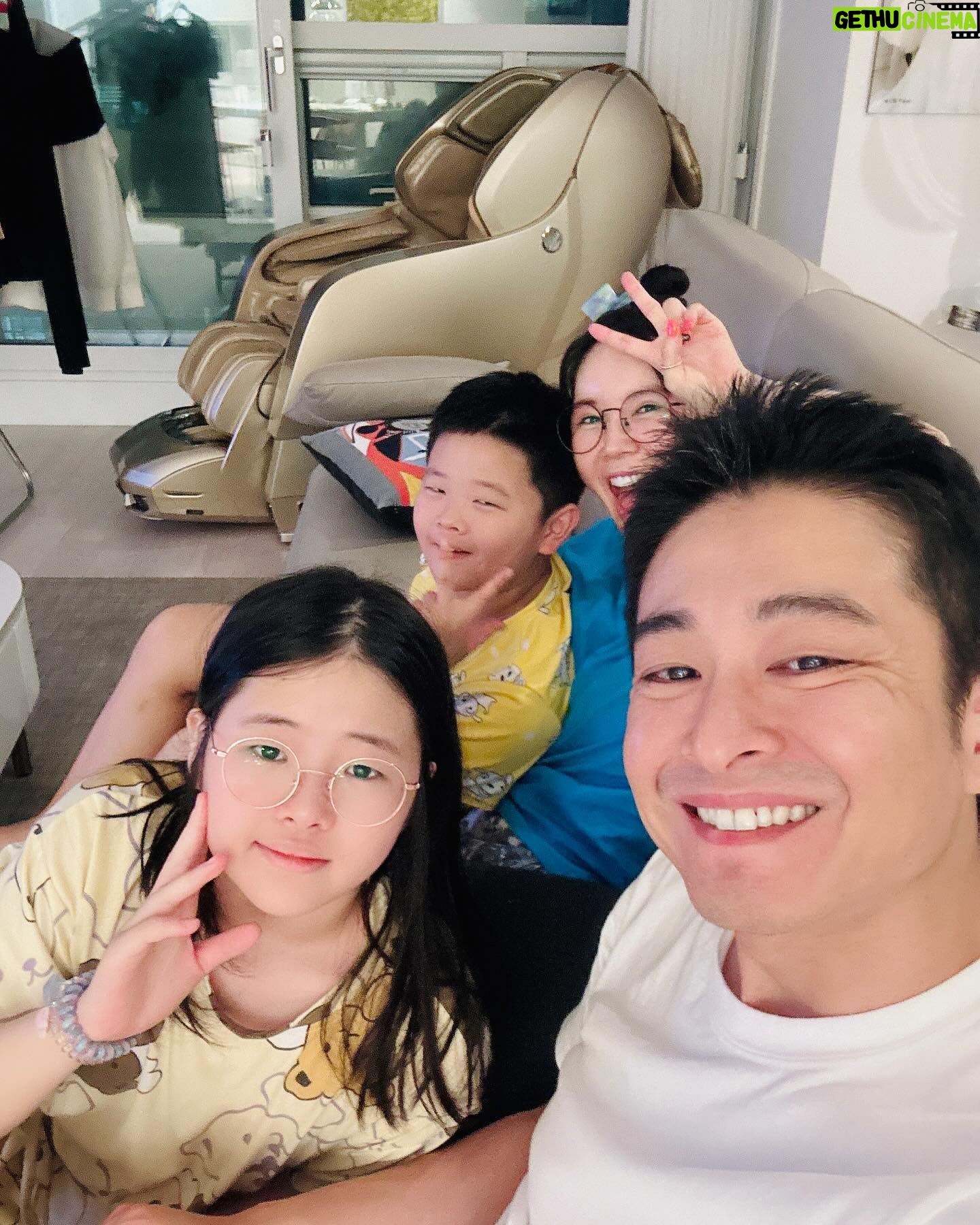 Jang Young-ran Instagram - 연휴 잘 보내셨어용? 😍 저도 가족들과 행복한 시간을 보냈어요💓 집순이둘 ✌🏻집돌이둘✌🏻은 준우는 #무수비 지우는#버터장조림 남편은#양푼비빔밥 각자 스타일은 달라도 참 잘 먹어서 이쁜 가족이랍니다.❤️ 비가 #주룩주룩☔️ 어제오늘😜 이런 날엔 #만화카페🍀 그리고 집에서 비 소리 들으며 #영화보는게최고지유😝😍 사랑 주고 받고😜💕 푹 충전했으니 우리 내일 또 열심히 달려보아요💪🏻💖 #장영란그램💕 #영라뉴화이팅💪🏻💪🏻💪🏻💕💕 #에이급장영란화이팅💓💓💪🏻