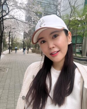 Jang Young-ran Instagram - 아 속이 시원하다. 😅🤣🤣

이제 편하게 정면사진 올릴 수 있겠네요😆💕
어찌나 답답했는지요😅

그동안😝
썬글라스 쓴 모습 
뒷모습만 올리기 답답했어요😅😆

몬가 달라진거 같다구요?😊😆

글쎄요😂 

#쉿비밀얘기는
#에이급장영란 유튜브에서 꼭 확인해 주세요💕🙏
#구독좋아요꼭부탁드려요💓💓🥹🙏

#장영란그램💕
#에이급장영란화이팅💓💓💪🏻