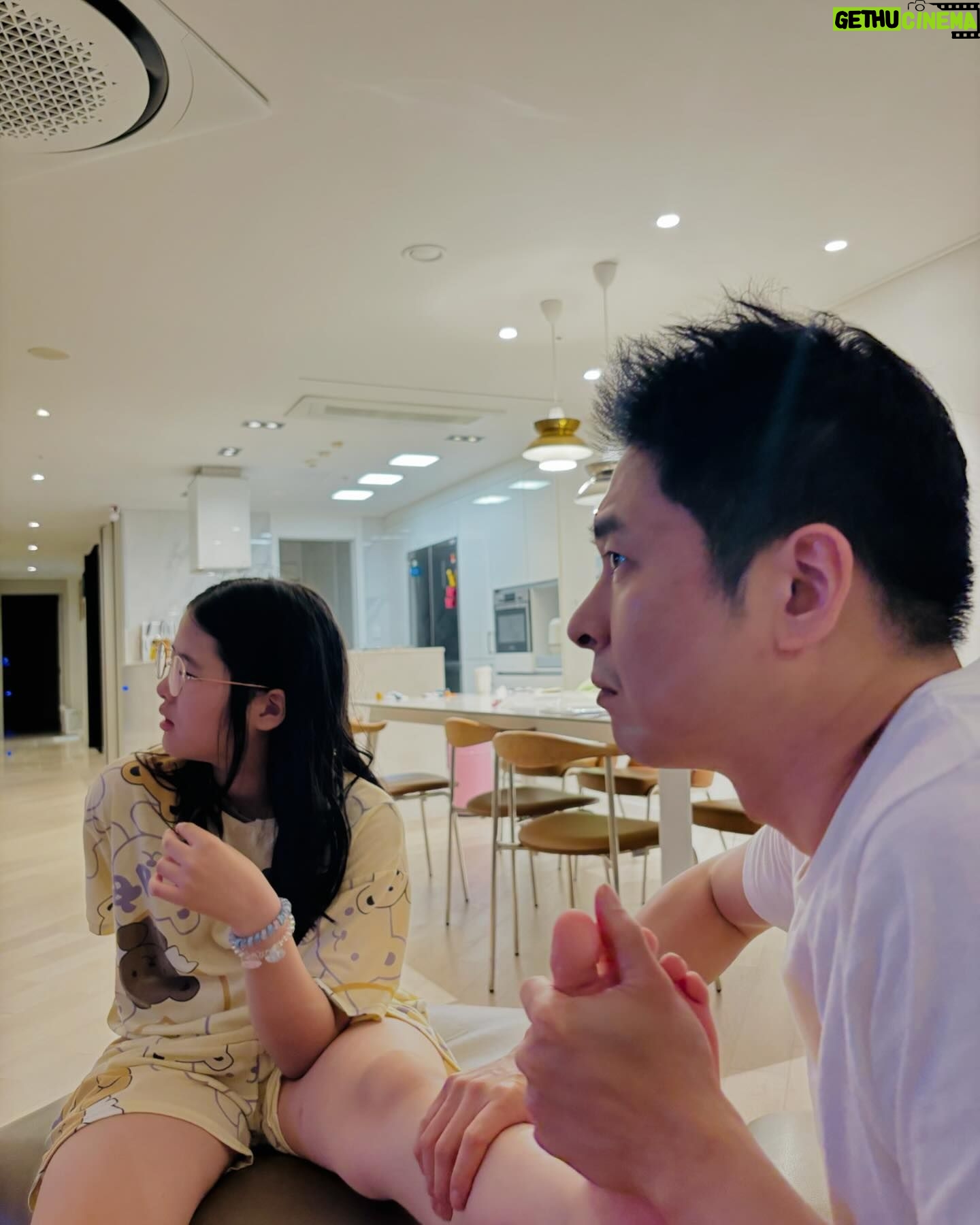 Jang Young-ran Instagram - 연휴 잘 보내셨어용? 😍 저도 가족들과 행복한 시간을 보냈어요💓 집순이둘 ✌🏻집돌이둘✌🏻은 준우는 #무수비 지우는#버터장조림 남편은#양푼비빔밥 각자 스타일은 달라도 참 잘 먹어서 이쁜 가족이랍니다.❤️ 비가 #주룩주룩☔️ 어제오늘😜 이런 날엔 #만화카페🍀 그리고 집에서 비 소리 들으며 #영화보는게최고지유😝😍 사랑 주고 받고😜💕 푹 충전했으니 우리 내일 또 열심히 달려보아요💪🏻💖 #장영란그램💕 #영라뉴화이팅💪🏻💪🏻💪🏻💕💕 #에이급장영란화이팅💓💓💪🏻