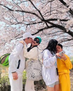 Jang Young-ran Instagram - #안양천벚꽃길 너무 이쁘네요💓💓💕 온가족 #벚꽃구경🌸🌸🌸 나이들었나봐요 😂왜이렇게 꽃이 이쁠까요?🥰 가슴에는 #행운을품고😁 #행운을입어요 그리고 #행운을빌어요🍀 친한언니가💕 야심차게 만든 브랜드 #마스언에브릴 @mars_en_avril_official 에구 고생 많았어 언니🥹 옷 너무 이쁘다😝👍👏❤️ #대박나라얍🙏🏼💕 #장영란그램💕