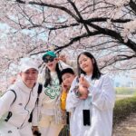 Jang Young-ran Instagram - #안양천벚꽃길 너무 이쁘네요💓💓💕 온가족 #벚꽃구경🌸🌸🌸 나이들었나봐요 😂왜이렇게 꽃이 이쁠까요?🥰 가슴에는 #행운을품고😁 #행운을입어요 그리고 #행운을빌어요🍀 친한언니가💕 야심차게 만든 브랜드 #마스언에브릴 @mars_en_avril_official 에구 고생 많았어 언니🥹 옷 너무 이쁘다😝👍👏❤️ #대박나라얍🙏🏼💕 #장영란그램💕