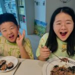 Jang Young-ran Instagram - 연휴 잘 보내셨어용? 😍 저도 가족들과 행복한 시간을 보냈어요💓 집순이둘 ✌🏻집돌이둘✌🏻은 준우는 #무수비 지우는#버터장조림 남편은#양푼비빔밥 각자 스타일은 달라도 참 잘 먹어서 이쁜 가족이랍니다.❤️ 비가 #주룩주룩☔️ 어제오늘😜 이런 날엔 #만화카페🍀 그리고 집에서 비 소리 들으며 #영화보는게최고지유😝😍 사랑 주고 받고😜💕 푹 충전했으니 우리 내일 또 열심히 달려보아요💪🏻💖 #장영란그램💕 #영라뉴화이팅💪🏻💪🏻💪🏻💕💕 #에이급장영란화이팅💓💓💪🏻