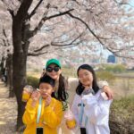 Jang Young-ran Instagram - #안양천벚꽃길 너무 이쁘네요💓💓💕 온가족 #벚꽃구경🌸🌸🌸 나이들었나봐요 😂왜이렇게 꽃이 이쁠까요?🥰 가슴에는 #행운을품고😁 #행운을입어요 그리고 #행운을빌어요🍀 친한언니가💕 야심차게 만든 브랜드 #마스언에브릴 @mars_en_avril_official 에구 고생 많았어 언니🥹 옷 너무 이쁘다😝👍👏❤️ #대박나라얍🙏🏼💕 #장영란그램💕