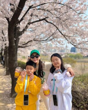Jang Young-ran Instagram - #안양천벚꽃길  너무 이쁘네요💓💓💕

온가족 #벚꽃구경🌸🌸🌸 

나이들었나봐요 😂왜이렇게 꽃이 이쁠까요?🥰

가슴에는 
#행운을품고😁
#행운을입어요

그리고 

#행운을빌어요🍀 

친한언니가💕
야심차게 만든 브랜드 #마스언에브릴  @mars_en_avril_official 
에구 고생 많았어 언니🥹
옷 너무 이쁘다😝👍👏❤️
#대박나라얍🙏🏼💕

#장영란그램💕