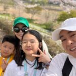 Jang Young-ran Instagram - #안양천벚꽃길 너무 이쁘네요💓💓💕 온가족 #벚꽃구경🌸🌸🌸 나이들었나봐요 😂왜이렇게 꽃이 이쁠까요?🥰 가슴에는 #행운을품고😁 #행운을입어요 그리고 #행운을빌어요🍀 친한언니가💕 야심차게 만든 브랜드 #마스언에브릴 @mars_en_avril_official 에구 고생 많았어 언니🥹 옷 너무 이쁘다😝👍👏❤️ #대박나라얍🙏🏼💕 #장영란그램💕