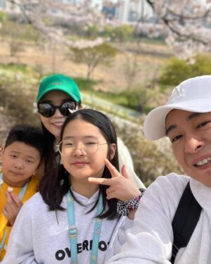Jang Young-ran Instagram - #안양천벚꽃길  너무 이쁘네요💓💓💕

온가족 #벚꽃구경🌸🌸🌸 

나이들었나봐요 😂왜이렇게 꽃이 이쁠까요?🥰

가슴에는 
#행운을품고😁
#행운을입어요

그리고 

#행운을빌어요🍀 

친한언니가💕
야심차게 만든 브랜드 #마스언에브릴  @mars_en_avril_official 
에구 고생 많았어 언니🥹
옷 너무 이쁘다😝👍👏❤️
#대박나라얍🙏🏼💕

#장영란그램💕