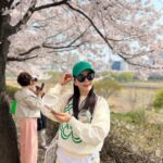 Jang Young-ran Instagram - #안양천벚꽃길 너무 이쁘네요💓💓💕 온가족 #벚꽃구경🌸🌸🌸 나이들었나봐요 😂왜이렇게 꽃이 이쁠까요?🥰 가슴에는 #행운을품고😁 #행운을입어요 그리고 #행운을빌어요🍀 친한언니가💕 야심차게 만든 브랜드 #마스언에브릴 @mars_en_avril_official 에구 고생 많았어 언니🥹 옷 너무 이쁘다😝👍👏❤️ #대박나라얍🙏🏼💕 #장영란그램💕