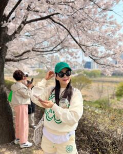 Jang Young-ran Instagram - #안양천벚꽃길 너무 이쁘네요💓💓💕 온가족 #벚꽃구경🌸🌸🌸 나이들었나봐요 😂왜이렇게 꽃이 이쁠까요?🥰 가슴에는 #행운을품고😁 #행운을입어요 그리고 #행운을빌어요🍀 친한언니가💕 야심차게 만든 브랜드 #마스언에브릴 @mars_en_avril_official 에구 고생 많았어 언니🥹 옷 너무 이쁘다😝👍👏❤️ #대박나라얍🙏🏼💕 #장영란그램💕