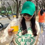 Jang Young-ran Instagram - #안양천벚꽃길 너무 이쁘네요💓💓💕 온가족 #벚꽃구경🌸🌸🌸 나이들었나봐요 😂왜이렇게 꽃이 이쁠까요?🥰 가슴에는 #행운을품고😁 #행운을입어요 그리고 #행운을빌어요🍀 친한언니가💕 야심차게 만든 브랜드 #마스언에브릴 @mars_en_avril_official 에구 고생 많았어 언니🥹 옷 너무 이쁘다😝👍👏❤️ #대박나라얍🙏🏼💕 #장영란그램💕