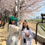 Jang Young-ran Instagram - #안양천벚꽃길 너무 이쁘네요💓💓💕 온가족 #벚꽃구경🌸🌸🌸 나이들었나봐요 😂왜이렇게 꽃이 이쁠까요?🥰 가슴에는 #행운을품고😁 #행운을입어요 그리고 #행운을빌어요🍀 친한언니가💕 야심차게 만든 브랜드 #마스언에브릴 @mars_en_avril_official 에구 고생 많았어 언니🥹 옷 너무 이쁘다😝👍👏❤️ #대박나라얍🙏🏼💕 #장영란그램💕