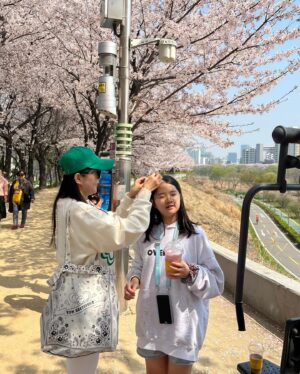 Jang Young-ran Instagram - #안양천벚꽃길  너무 이쁘네요💓💓💕

온가족 #벚꽃구경🌸🌸🌸 

나이들었나봐요 😂왜이렇게 꽃이 이쁠까요?🥰

가슴에는 
#행운을품고😁
#행운을입어요

그리고 

#행운을빌어요🍀 

친한언니가💕
야심차게 만든 브랜드 #마스언에브릴  @mars_en_avril_official 
에구 고생 많았어 언니🥹
옷 너무 이쁘다😝👍👏❤️
#대박나라얍🙏🏼💕

#장영란그램💕