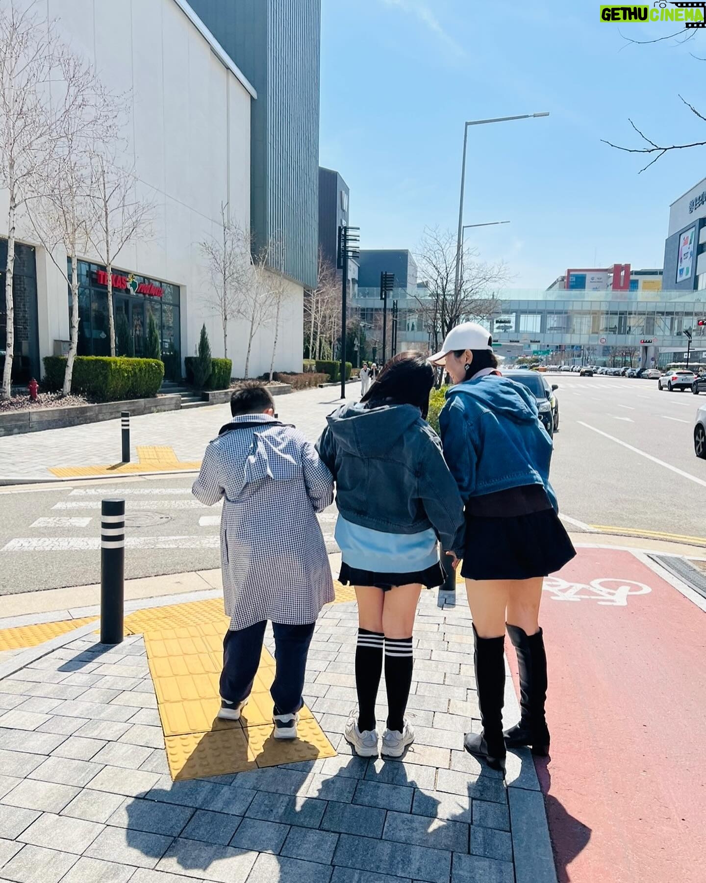Jang Young-ran Instagram - 지우랑 커플자켓 입구 온가족 나들이💓💓 잘 크고 있는 내단짝 친구👍지우😘 우리 인친님들 내새끼님들 잘지내고 계시죠?😁🥰 날이 너무 이쁘네요😘 진짜 봄이 왔나봐요💕 2024년 봄 ❤️ 설레이는 일들 많이 일어나시길요🥹🙏🥰 #영라뉴일주년🥰 @youngranu_official_ #많은사랑감사드려요🙇🏻♀️ 늘 모든 열심히 하는 영란이될께유😊😆💓 봄되니 열정이 부글부글 😍🥰 #장영란그램💕 #장블리그램💕 #영라뉴화이팅💪🏻💪🏻💪🏻💕💕 #에이급장영란화이팅💓💓💪🏻