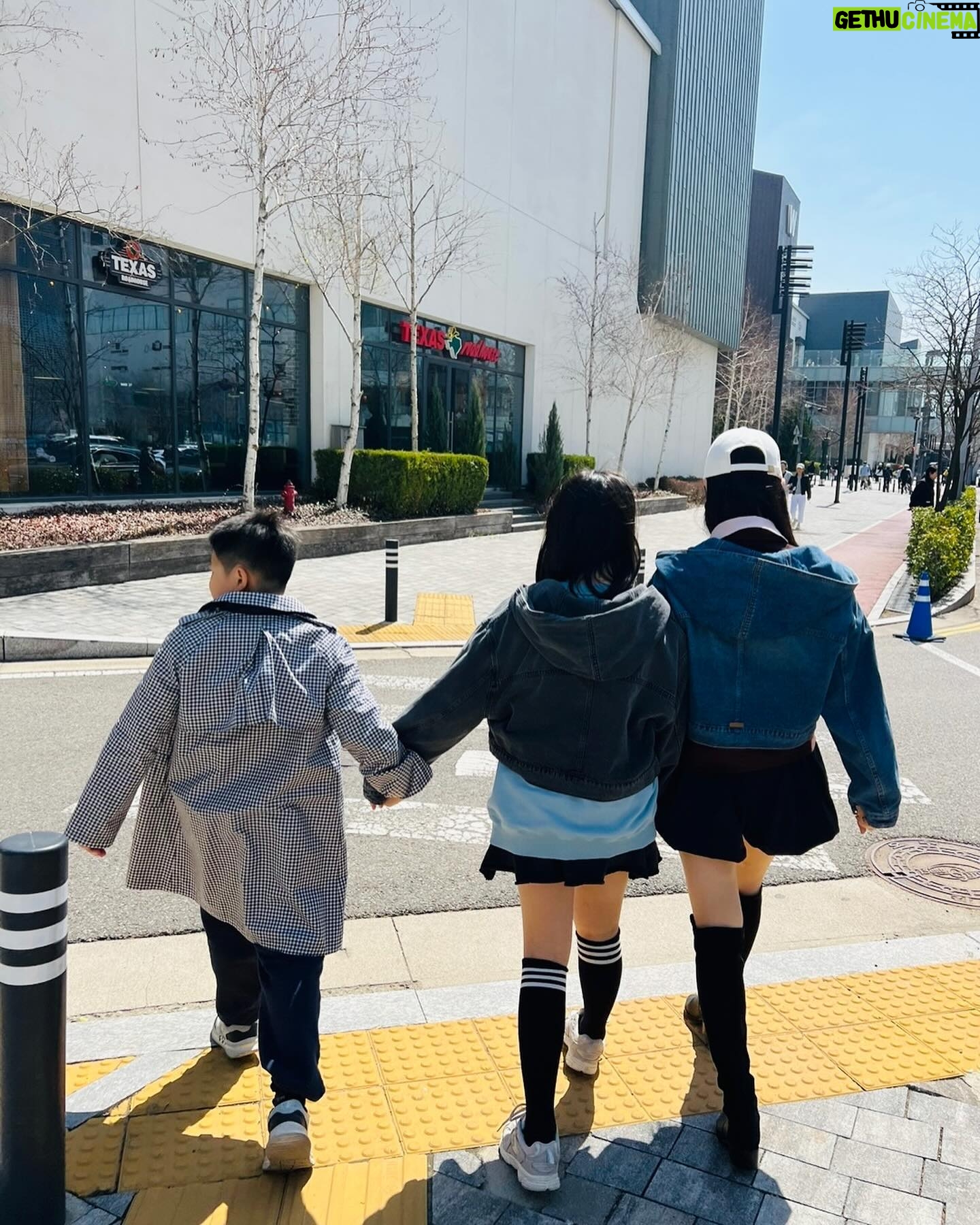 Jang Young-ran Instagram - 지우랑 커플자켓 입구 온가족 나들이💓💓 잘 크고 있는 내단짝 친구👍지우😘 우리 인친님들 내새끼님들 잘지내고 계시죠?😁🥰 날이 너무 이쁘네요😘 진짜 봄이 왔나봐요💕 2024년 봄 ❤️ 설레이는 일들 많이 일어나시길요🥹🙏🥰 #영라뉴일주년🥰 @youngranu_official_ #많은사랑감사드려요🙇🏻♀️ 늘 모든 열심히 하는 영란이될께유😊😆💓 봄되니 열정이 부글부글 😍🥰 #장영란그램💕 #장블리그램💕 #영라뉴화이팅💪🏻💪🏻💪🏻💕💕 #에이급장영란화이팅💓💓💪🏻
