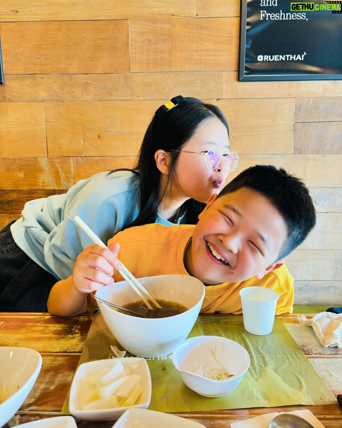 Jang Young-ran Instagram - 지우랑 커플자켓 입구 온가족 나들이💓💓 잘 크고 있는 내단짝 친구👍지우😘 우리 인친님들 내새끼님들 잘지내고 계시죠?😁🥰 날이 너무 이쁘네요😘 진짜 봄이 왔나봐요💕 2024년 봄 ❤️ 설레이는 일들 많이 일어나시길요🥹🙏🥰 #영라뉴일주년🥰 @youngranu_official_ #많은사랑감사드려요🙇🏻♀️ 늘 모든 열심히 하는 영란이될께유😊😆💓 봄되니 열정이 부글부글 😍🥰 #장영란그램💕 #장블리그램💕 #영라뉴화이팅💪🏻💪🏻💪🏻💕💕 #에이급장영란화이팅💓💓💪🏻