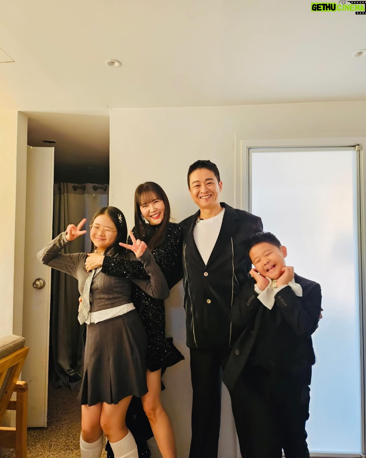 Jang Young-ran Instagram - 꿈같은 내생에 첫 팬미팅을 성황리에 잘 마무리 했습니다.😍🙏 이제야 정신이 드네요🥹🥹 꿈같았어요❤️ 자리를 꽉꽉 채워주시고 너무 따뜻한 시선으로 저와함께 울고 웃고 끝까지 격려해주시고 태어나서 처음으로 느껴보는 벅찬 감정을 느끼며 아직도 팬미팅때 내새끼들께서 절 보는 표정을 떠올리면 왈칵 눈물이 나요🥹🥹😭💕 진심으로 감사합니다. ❤️그리고 사랑합니다.💕 앞으로 더 열심히 베풀며 웃음 드리며 살께요💖🙏 더 더 좋은 사람이 될께요🥹💖 누구보다 50만팬미팅을 위해 나보다 더 기뻐해주며 함께 고생한 허니비 피디님들💕주디 정원 상현 성민 혜린 혜림 지민 은정 은혜 준섭 안보이는 곳에서도 고생한 우리 허니비피디님들(이름다못써서미안😅)💖💖 그리고 나보다 더 떨며 더 긴장하며 진심으로 온 마음을 다해 이 팬미팅을 준비한🥹💖 진짜 마음 따듯한 이석로 피디님 @sakura_aori 너무 고마워요🥹🥹💖🙏피디님은 내 은인👍🥰 그리고 내사랑 내식구들💕 홍실 @hong_min_a91 연수 @01y_s08 초희 @chohee_830 경화 @joy187_kyung__unni 예지 @_yezzzy 함께 고생 해줘서 고마워💖😍너희 없었음 어쩔뻔🥹🥹🙏💖💖 #알랴뷰❤️ 우리 현희의 깜짝 선물에 허전했을 로비가 #포토존이됐어요😭🥰 준범엄마 현희야💕 @hyunheehong 언니 진짜 감동 받았어💕💕😭🙏 너무 고마워 현희야😍😍 💕 잊지 않을께💓 그리고 내사랑 #금쪽같은내새끼 #진짜찐이야🥹😍 #눈물나요🥹🥹💕 이런 대접이 익숙치 않아서🥲 너무 너무 감사해요💕💕 그리고 무엇보다 진료하랴 틈틈이 공연준비하랴 너무너무 고생한 우리 남편 나보다 더 좋아하고 행복해해서 그 모습에 더 감동받았다는🥹😍🙏그리고 내목숨 내사랑하는 지우준우💖내 든든한 우리 가족 @jaseng_han 진심으로 감사하고 사랑해요💕🙏 오늘도 또 구구절절 주저리주저리 😆💕 아 ㅋ ㅋ 이런 이런 😅A급되기 아직 멀었네😅🤣🤣 장영란의 A급 되기 좌충우돌 도전기는 앞으로 계속됩니다용😝✌🏻 #장영란그램💕 #A급장영란 #에이급장영란화이팅💓💓💪🏻 #영라뉴화이팅💪🏻💪🏻💪🏻💕💕