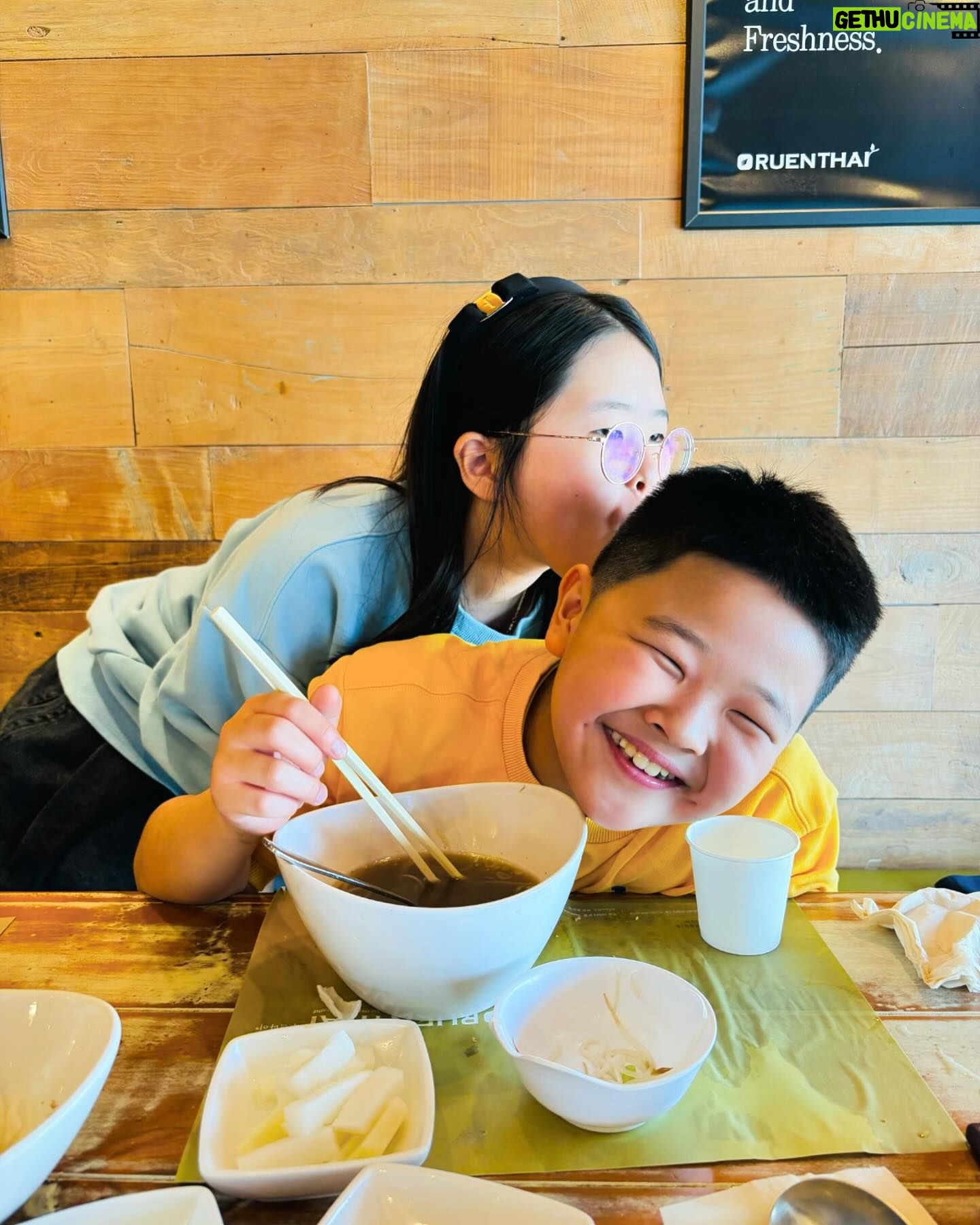Jang Young-ran Instagram - 지우랑 커플자켓 입구 온가족 나들이💓💓 잘 크고 있는 내단짝 친구👍지우😘 우리 인친님들 내새끼님들 잘지내고 계시죠?😁🥰 날이 너무 이쁘네요😘 진짜 봄이 왔나봐요💕 2024년 봄 ❤️ 설레이는 일들 많이 일어나시길요🥹🙏🥰 #영라뉴일주년🥰 @youngranu_official_ #많은사랑감사드려요🙇🏻♀️ 늘 모든 열심히 하는 영란이될께유😊😆💓 봄되니 열정이 부글부글 😍🥰 #장영란그램💕 #장블리그램💕 #영라뉴화이팅💪🏻💪🏻💪🏻💕💕 #에이급장영란화이팅💓💓💪🏻