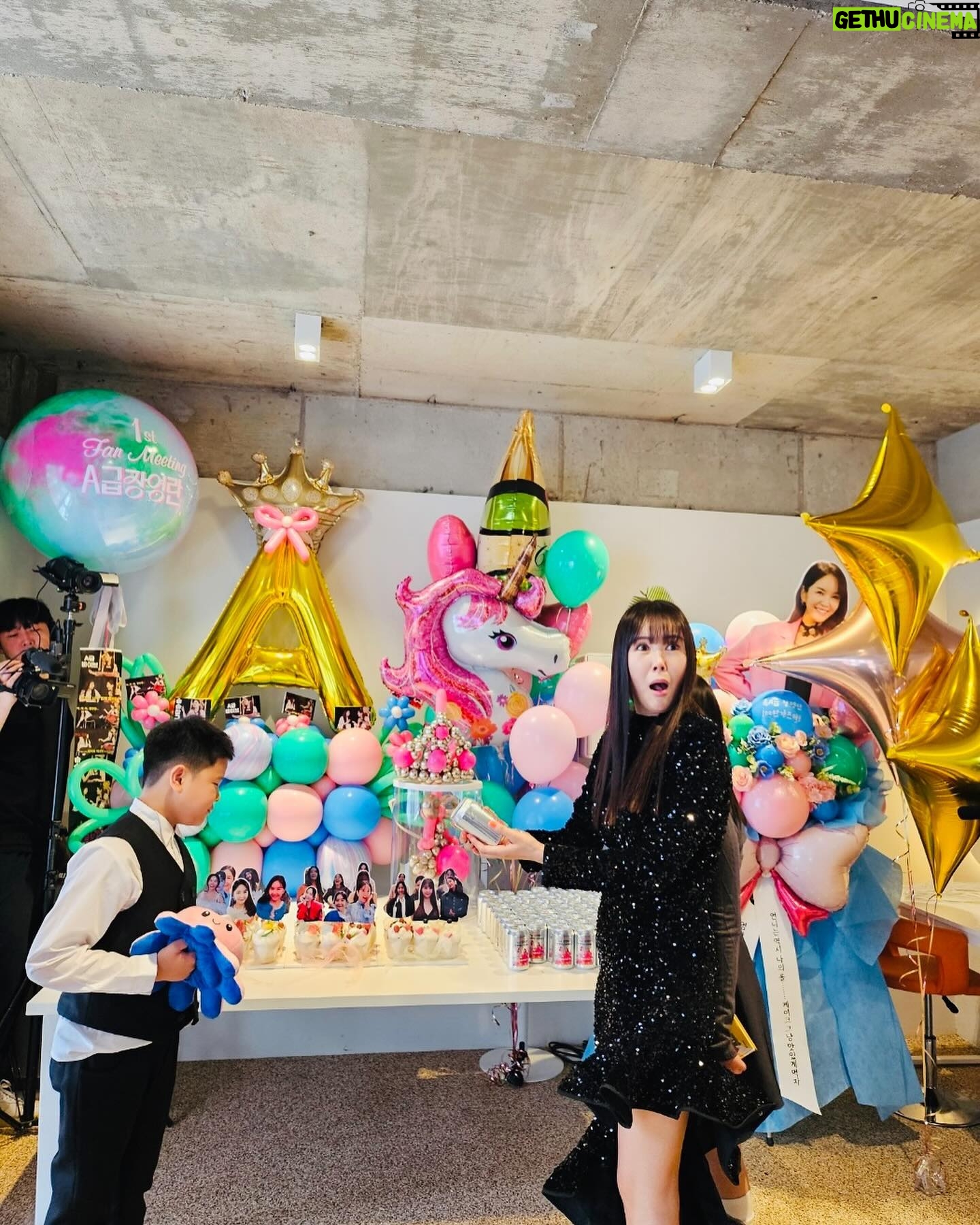 Jang Young-ran Instagram - 꿈같은 내생에 첫 팬미팅을 성황리에 잘 마무리 했습니다.😍🙏 이제야 정신이 드네요🥹🥹 꿈같았어요❤️ 자리를 꽉꽉 채워주시고 너무 따뜻한 시선으로 저와함께 울고 웃고 끝까지 격려해주시고 태어나서 처음으로 느껴보는 벅찬 감정을 느끼며 아직도 팬미팅때 내새끼들께서 절 보는 표정을 떠올리면 왈칵 눈물이 나요🥹🥹😭💕 진심으로 감사합니다. ❤️그리고 사랑합니다.💕 앞으로 더 열심히 베풀며 웃음 드리며 살께요💖🙏 더 더 좋은 사람이 될께요🥹💖 누구보다 50만팬미팅을 위해 나보다 더 기뻐해주며 함께 고생한 허니비 피디님들💕주디 정원 상현 성민 혜린 혜림 지민 은정 은혜 준섭 안보이는 곳에서도 고생한 우리 허니비피디님들(이름다못써서미안😅)💖💖 그리고 나보다 더 떨며 더 긴장하며 진심으로 온 마음을 다해 이 팬미팅을 준비한🥹💖 진짜 마음 따듯한 이석로 피디님 @sakura_aori 너무 고마워요🥹🥹💖🙏피디님은 내 은인👍🥰 그리고 내사랑 내식구들💕 홍실 @hong_min_a91 연수 @01y_s08 초희 @chohee_830 경화 @joy187_kyung__unni 예지 @_yezzzy 함께 고생 해줘서 고마워💖😍너희 없었음 어쩔뻔🥹🥹🙏💖💖 #알랴뷰❤️ 우리 현희의 깜짝 선물에 허전했을 로비가 #포토존이됐어요😭🥰 준범엄마 현희야💕 @hyunheehong 언니 진짜 감동 받았어💕💕😭🙏 너무 고마워 현희야😍😍 💕 잊지 않을께💓 그리고 내사랑 #금쪽같은내새끼 #진짜찐이야🥹😍 #눈물나요🥹🥹💕 이런 대접이 익숙치 않아서🥲 너무 너무 감사해요💕💕 그리고 무엇보다 진료하랴 틈틈이 공연준비하랴 너무너무 고생한 우리 남편 나보다 더 좋아하고 행복해해서 그 모습에 더 감동받았다는🥹😍🙏그리고 내목숨 내사랑하는 지우준우💖내 든든한 우리 가족 @jaseng_han 진심으로 감사하고 사랑해요💕🙏 오늘도 또 구구절절 주저리주저리 😆💕 아 ㅋ ㅋ 이런 이런 😅A급되기 아직 멀었네😅🤣🤣 장영란의 A급 되기 좌충우돌 도전기는 앞으로 계속됩니다용😝✌🏻 #장영란그램💕 #A급장영란 #에이급장영란화이팅💓💓💪🏻 #영라뉴화이팅💪🏻💪🏻💪🏻💕💕