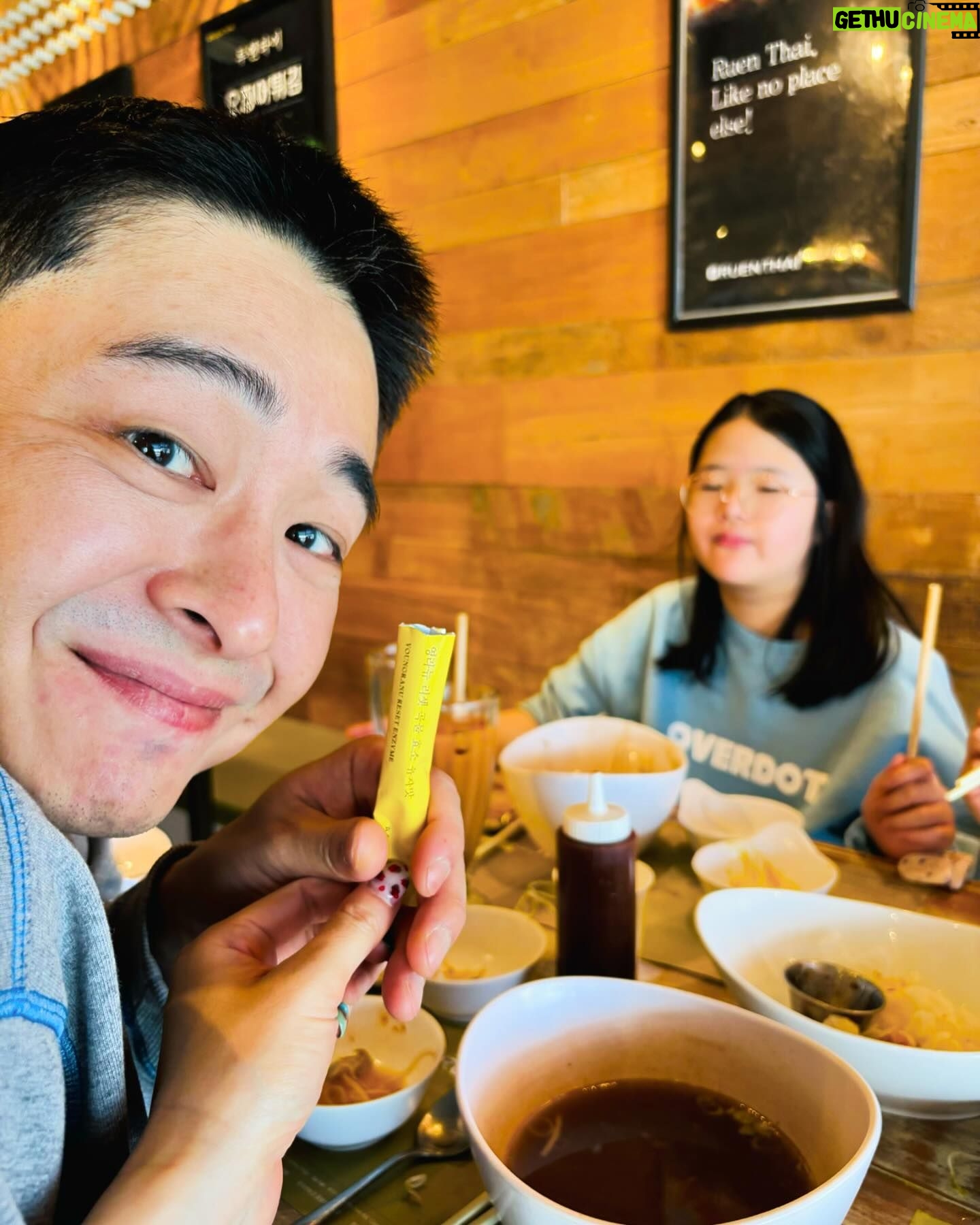 Jang Young-ran Instagram - 지우랑 커플자켓 입구 온가족 나들이💓💓 잘 크고 있는 내단짝 친구👍지우😘 우리 인친님들 내새끼님들 잘지내고 계시죠?😁🥰 날이 너무 이쁘네요😘 진짜 봄이 왔나봐요💕 2024년 봄 ❤️ 설레이는 일들 많이 일어나시길요🥹🙏🥰 #영라뉴일주년🥰 @youngranu_official_ #많은사랑감사드려요🙇🏻♀️ 늘 모든 열심히 하는 영란이될께유😊😆💓 봄되니 열정이 부글부글 😍🥰 #장영란그램💕 #장블리그램💕 #영라뉴화이팅💪🏻💪🏻💪🏻💕💕 #에이급장영란화이팅💓💓💪🏻