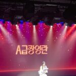 Jang Young-ran Instagram - 꿈같은 내생에 첫 팬미팅을 성황리에 잘 마무리 했습니다.😍🙏 이제야 정신이 드네요🥹🥹 꿈같았어요❤️ 자리를 꽉꽉 채워주시고 너무 따뜻한 시선으로 저와함께 울고 웃고 끝까지 격려해주시고 태어나서 처음으로 느껴보는 벅찬 감정을 느끼며 아직도 팬미팅때 내새끼들께서 절 보는 표정을 떠올리면 왈칵 눈물이 나요🥹🥹😭💕 진심으로 감사합니다. ❤️그리고 사랑합니다.💕 앞으로 더 열심히 베풀며 웃음 드리며 살께요💖🙏 더 더 좋은 사람이 될께요🥹💖 누구보다 50만팬미팅을 위해 나보다 더 기뻐해주며 함께 고생한 허니비 피디님들💕주디 정원 상현 성민 혜린 혜림 지민 은정 은혜 준섭 안보이는 곳에서도 고생한 우리 허니비피디님들(이름다못써서미안😅)💖💖 그리고 나보다 더 떨며 더 긴장하며 진심으로 온 마음을 다해 이 팬미팅을 준비한🥹💖 진짜 마음 따듯한 이석로 피디님 @sakura_aori 너무 고마워요🥹🥹💖🙏피디님은 내 은인👍🥰 그리고 내사랑 내식구들💕 홍실 @hong_min_a91 연수 @01y_s08 초희 @chohee_830 경화 @joy187_kyung__unni 예지 @_yezzzy 함께 고생 해줘서 고마워💖😍너희 없었음 어쩔뻔🥹🥹🙏💖💖 #알랴뷰❤️ 우리 현희의 깜짝 선물에 허전했을 로비가 #포토존이됐어요😭🥰 준범엄마 현희야💕 @hyunheehong 언니 진짜 감동 받았어💕💕😭🙏 너무 고마워 현희야😍😍 💕 잊지 않을께💓 그리고 내사랑 #금쪽같은내새끼 #진짜찐이야🥹😍 #눈물나요🥹🥹💕 이런 대접이 익숙치 않아서🥲 너무 너무 감사해요💕💕 그리고 무엇보다 진료하랴 틈틈이 공연준비하랴 너무너무 고생한 우리 남편 나보다 더 좋아하고 행복해해서 그 모습에 더 감동받았다는🥹😍🙏그리고 내목숨 내사랑하는 지우준우💖내 든든한 우리 가족 @jaseng_han 진심으로 감사하고 사랑해요💕🙏 오늘도 또 구구절절 주저리주저리 😆💕 아 ㅋ ㅋ 이런 이런 😅A급되기 아직 멀었네😅🤣🤣 장영란의 A급 되기 좌충우돌 도전기는 앞으로 계속됩니다용😝✌🏻 #장영란그램💕 #A급장영란 #에이급장영란화이팅💓💓💪🏻 #영라뉴화이팅💪🏻💪🏻💪🏻💕💕