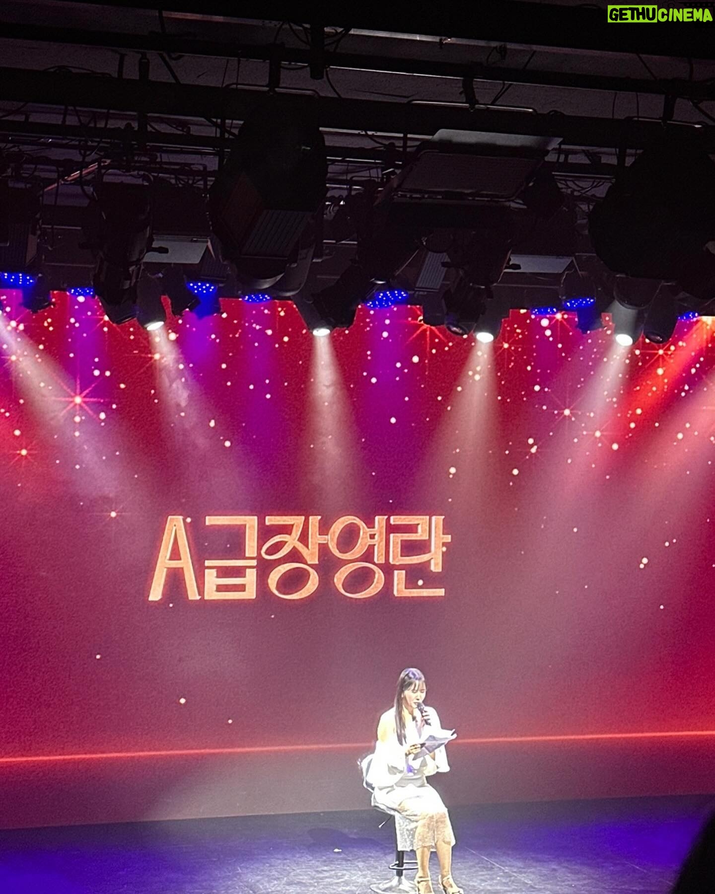 Jang Young-ran Instagram - 꿈같은 내생에 첫 팬미팅을 성황리에 잘 마무리 했습니다.😍🙏 이제야 정신이 드네요🥹🥹 꿈같았어요❤️ 자리를 꽉꽉 채워주시고 너무 따뜻한 시선으로 저와함께 울고 웃고 끝까지 격려해주시고 태어나서 처음으로 느껴보는 벅찬 감정을 느끼며 아직도 팬미팅때 내새끼들께서 절 보는 표정을 떠올리면 왈칵 눈물이 나요🥹🥹😭💕 진심으로 감사합니다. ❤️그리고 사랑합니다.💕 앞으로 더 열심히 베풀며 웃음 드리며 살께요💖🙏 더 더 좋은 사람이 될께요🥹💖 누구보다 50만팬미팅을 위해 나보다 더 기뻐해주며 함께 고생한 허니비 피디님들💕주디 정원 상현 성민 혜린 혜림 지민 은정 은혜 준섭 안보이는 곳에서도 고생한 우리 허니비피디님들(이름다못써서미안😅)💖💖 그리고 나보다 더 떨며 더 긴장하며 진심으로 온 마음을 다해 이 팬미팅을 준비한🥹💖 진짜 마음 따듯한 이석로 피디님 @sakura_aori 너무 고마워요🥹🥹💖🙏피디님은 내 은인👍🥰 그리고 내사랑 내식구들💕 홍실 @hong_min_a91 연수 @01y_s08 초희 @chohee_830 경화 @joy187_kyung__unni 예지 @_yezzzy 함께 고생 해줘서 고마워💖😍너희 없었음 어쩔뻔🥹🥹🙏💖💖 #알랴뷰❤️ 우리 현희의 깜짝 선물에 허전했을 로비가 #포토존이됐어요😭🥰 준범엄마 현희야💕 @hyunheehong 언니 진짜 감동 받았어💕💕😭🙏 너무 고마워 현희야😍😍 💕 잊지 않을께💓 그리고 내사랑 #금쪽같은내새끼 #진짜찐이야🥹😍 #눈물나요🥹🥹💕 이런 대접이 익숙치 않아서🥲 너무 너무 감사해요💕💕 그리고 무엇보다 진료하랴 틈틈이 공연준비하랴 너무너무 고생한 우리 남편 나보다 더 좋아하고 행복해해서 그 모습에 더 감동받았다는🥹😍🙏그리고 내목숨 내사랑하는 지우준우💖내 든든한 우리 가족 @jaseng_han 진심으로 감사하고 사랑해요💕🙏 오늘도 또 구구절절 주저리주저리 😆💕 아 ㅋ ㅋ 이런 이런 😅A급되기 아직 멀었네😅🤣🤣 장영란의 A급 되기 좌충우돌 도전기는 앞으로 계속됩니다용😝✌🏻 #장영란그램💕 #A급장영란 #에이급장영란화이팅💓💓💪🏻 #영라뉴화이팅💪🏻💪🏻💪🏻💕💕