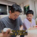 Jang Young-ran Instagram - 🚨장영란 단백질 지금 사세요!🚨 영라뉴 1주년 기념🎂 전제품 1 1 프로모션이 오픈되었습니다🥳 지금 프로필 하단의 링크를 클릭하시고 전제품 1 1 특가로 만나보세요 ✦𝗬𝗢𝗨𝗡𝗚𝗥𝗔𝗡𝗨 𝗣𝗥𝗢𝗧𝗘𝗜𝗡 𝗙𝗜𝗧 𝗦𝗛𝗔𝗞𝗘✦ 늦은 시각, 출출하고 입이 심심할 때🤤 야식을 먹기엔 부담스럽고 그렇다고 안 먹으면 배고파서 잠이 안 온다면? 온가족 영양간식 [영라뉴 프로틴 핏 쉐이크] 쉐킷쉐킷!🕺🕺 ✅ 160kcal 이하니까 밤에 먹어도 부담❌ ✅ 당류는 오직 2g대 ✅ 단백질 20g 이상💪 👉 달달꼬숩의 정석! 곡물흑임자🌾 👉 아이들도 좋아하는 속세의 초코맛! 코코아🍫 취향에 따라 골라드세요🧡 #영라뉴프로틴핏쉐이크 #장영란단백질 #영라뉴단백질 #단백질쉐이크 #장영란단백질쉐이크