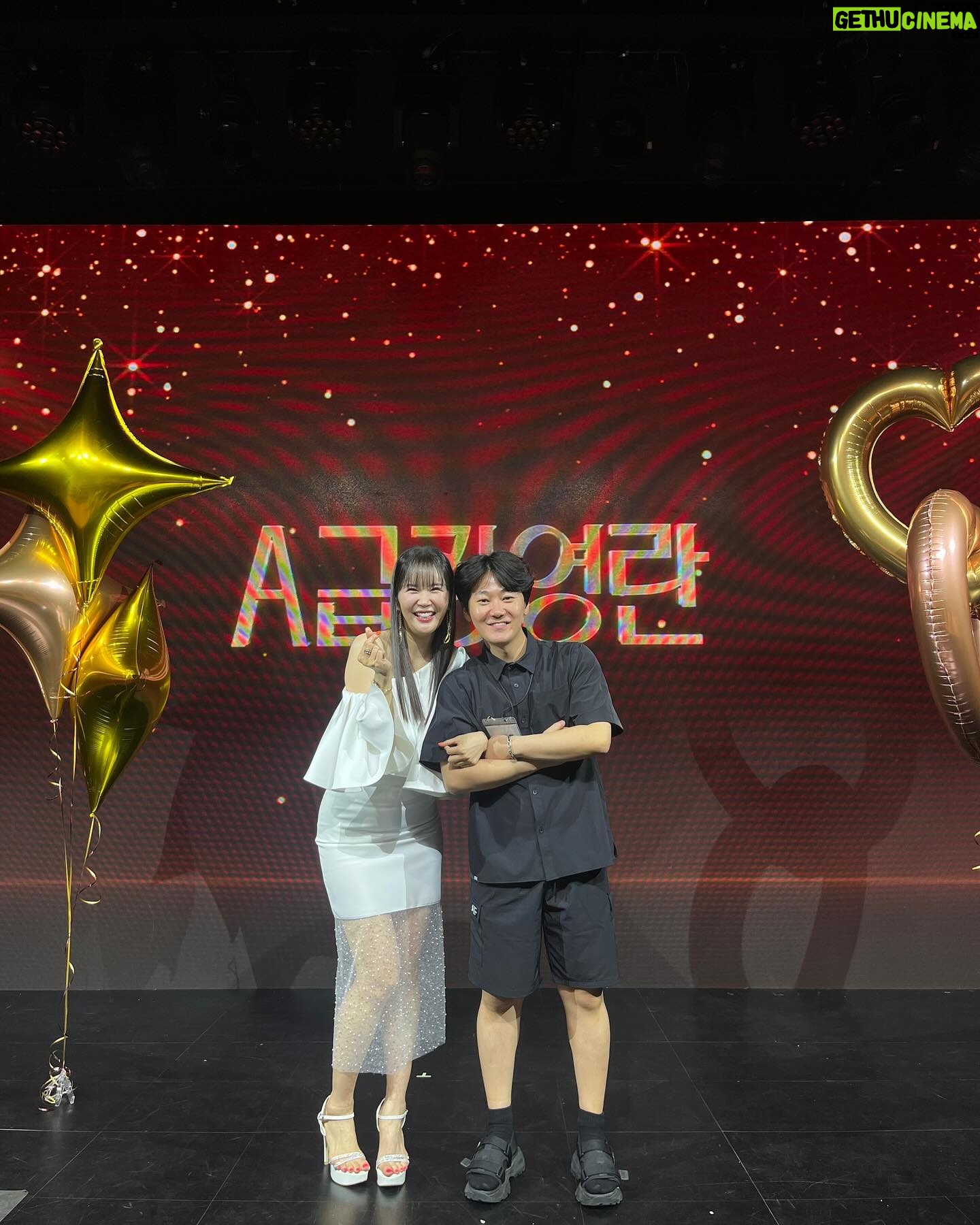 Jang Young-ran Instagram - 꿈같은 내생에 첫 팬미팅을 성황리에 잘 마무리 했습니다.😍🙏 이제야 정신이 드네요🥹🥹 꿈같았어요❤️ 자리를 꽉꽉 채워주시고 너무 따뜻한 시선으로 저와함께 울고 웃고 끝까지 격려해주시고 태어나서 처음으로 느껴보는 벅찬 감정을 느끼며 아직도 팬미팅때 내새끼들께서 절 보는 표정을 떠올리면 왈칵 눈물이 나요🥹🥹😭💕 진심으로 감사합니다. ❤️그리고 사랑합니다.💕 앞으로 더 열심히 베풀며 웃음 드리며 살께요💖🙏 더 더 좋은 사람이 될께요🥹💖 누구보다 50만팬미팅을 위해 나보다 더 기뻐해주며 함께 고생한 허니비 피디님들💕주디 정원 상현 성민 혜린 혜림 지민 은정 은혜 준섭 안보이는 곳에서도 고생한 우리 허니비피디님들(이름다못써서미안😅)💖💖 그리고 나보다 더 떨며 더 긴장하며 진심으로 온 마음을 다해 이 팬미팅을 준비한🥹💖 진짜 마음 따듯한 이석로 피디님 @sakura_aori 너무 고마워요🥹🥹💖🙏피디님은 내 은인👍🥰 그리고 내사랑 내식구들💕 홍실 @hong_min_a91 연수 @01y_s08 초희 @chohee_830 경화 @joy187_kyung__unni 예지 @_yezzzy 함께 고생 해줘서 고마워💖😍너희 없었음 어쩔뻔🥹🥹🙏💖💖 #알랴뷰❤️ 우리 현희의 깜짝 선물에 허전했을 로비가 #포토존이됐어요😭🥰 준범엄마 현희야💕 @hyunheehong 언니 진짜 감동 받았어💕💕😭🙏 너무 고마워 현희야😍😍 💕 잊지 않을께💓 그리고 내사랑 #금쪽같은내새끼 #진짜찐이야🥹😍 #눈물나요🥹🥹💕 이런 대접이 익숙치 않아서🥲 너무 너무 감사해요💕💕 그리고 무엇보다 진료하랴 틈틈이 공연준비하랴 너무너무 고생한 우리 남편 나보다 더 좋아하고 행복해해서 그 모습에 더 감동받았다는🥹😍🙏그리고 내목숨 내사랑하는 지우준우💖내 든든한 우리 가족 @jaseng_han 진심으로 감사하고 사랑해요💕🙏 오늘도 또 구구절절 주저리주저리 😆💕 아 ㅋ ㅋ 이런 이런 😅A급되기 아직 멀었네😅🤣🤣 장영란의 A급 되기 좌충우돌 도전기는 앞으로 계속됩니다용😝✌🏻 #장영란그램💕 #A급장영란 #에이급장영란화이팅💓💓💪🏻 #영라뉴화이팅💪🏻💪🏻💪🏻💕💕