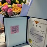 Jang Young-ran Instagram - 존경하고 사랑하는 우리 아빠 💓 자랑스런 이름 장원수💓🙏 아빠 오늘 보고 있었지? 아빠의 딸 아빠의 공주가☺️ 양천경찰서 범죄 예방 홍보 대사가 되었어🙏 아빠가 근무하셨던 곳에 오니 어찌나 아빠 생각이 간절하던지 참 많이 보고 싶고 만지고 싶고 안고 싶고 이 영광스런 자리에 아빠와 함께 하고 싶었어 참 많이 자랑스러워 하실 아빠 모습이 참 많이 기뻐하실 아빠 모습이 눈에 선해서 왈칵 눈물이 나왔지만 잘 참았어 근데 아빠와 함께 근무하셨던 “장원수 경무계장님 항상 존경합니다. “ 그 문구를 보고 꾹꾹 참았던 감정이 북받쳐올라 에고. . 글쎄 눈물이 왈칵 터져버렸지모야. . 아빠가 내 아빠라는게 너무 자랑스러워서 아직도 아빠를 기억하는 분들께 너무 감사해서 이제 딸 울리기 없기☝️ 아빠명예 더 빛나게 #양천경찰서 #범죄예방홍보대사 멋지게 잘해볼께💪🏻 아빠. . 너무 많이 보고싶고 사랑해요💕 #장영란그램💕 아빠 너무 사랑해💓 그리고 존경합니다.